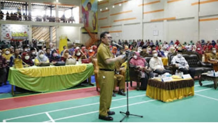Wali Kota Sungai Penuh, Ahmadi Zubir saat menghadiri acara pembukaan rangkaian kegiatan peringatan HUT PGRI ke-76 dan Hari Guru Nasional (HGN) tahun 2021 di Juanda Sport Center.
