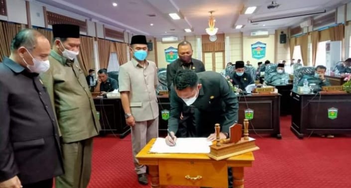 sidang paripurna pengesahan duan Ranperda Kota Sungai Penuh.