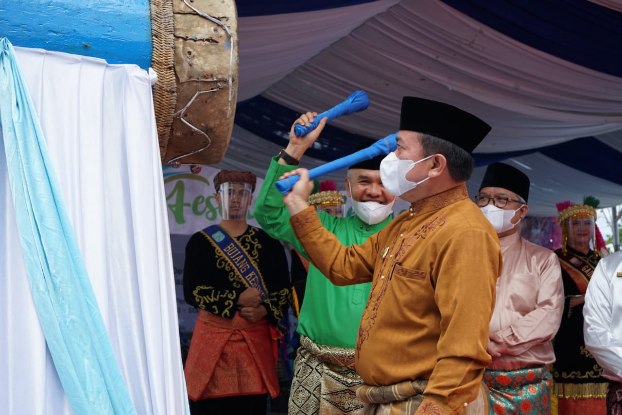 Gubernur Jambi bersama Bupati Kerinci membuka resmi Festival Kerinci ke-19. resmi
