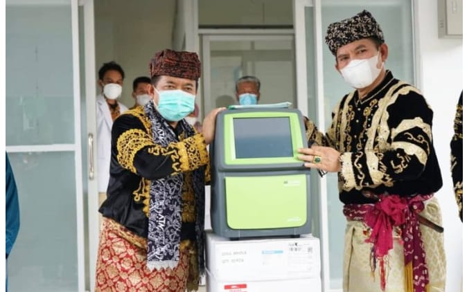 Gubernur Jambi, Al Haris menyerahkan 1 unit alat PCR kepada Rumah Sakit Umum Daerah Mayjen A.Thalib