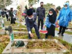 Ketua DPRD Sungai Penuh H.Fajran tabur bunga di makam taman pahlawan.