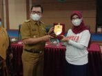 Wali Kota Sungaipenuh Ahmadi Zubir bersama Direktur Sekolah Dasar Kemendikbud RI Dra Sri Wahyuningsih.