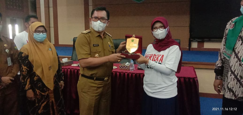 Wali Kota Sungaipenuh Ahmadi Zubir bersama Direktur Sekolah Dasar Kemendikbud RI Dra Sri Wahyuningsih.