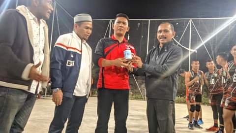 Ketua DPRD Kota Sungai Penuh H. Fajran saat menghadiri acara pertandingan Tim Bola Voli Porprov Kota Sungai Penuh dan Tim Bola Voli Porprov Kabupaten Muko-Muko.