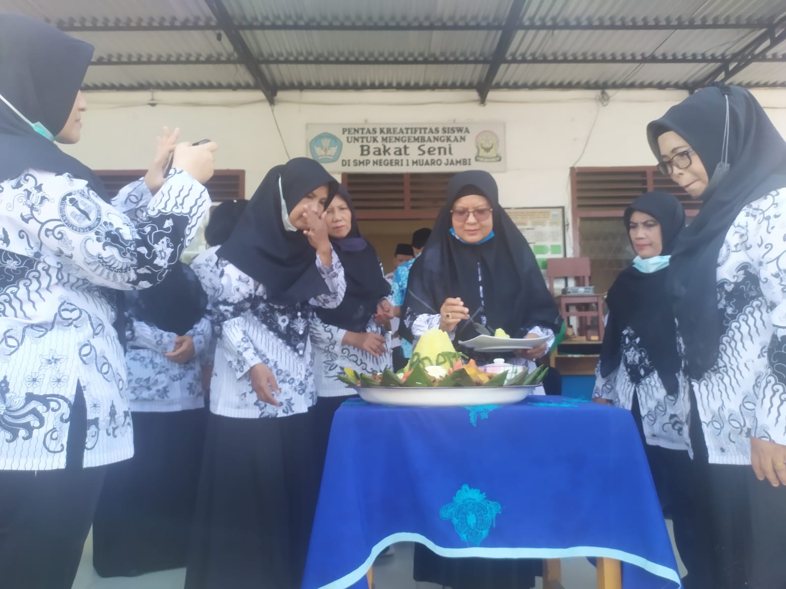 perayaan HUT PGRI ke-76 dan Hari Guru Nasional di SMP 1 Muaro Jambi.