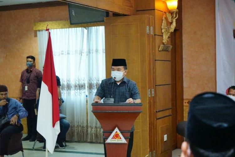 grand Gubernur Al Haris menyampaikan sambuatan saat meninjau pelaksanaan vaksinasi di Grand Hotel Jambi.