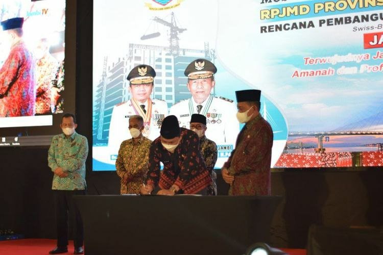 Wakil Gubenur Jambi Drs. H. Abdullah Sani membuka acara Musrembang RPJMD di Hotel Swiss Bell Jambi.