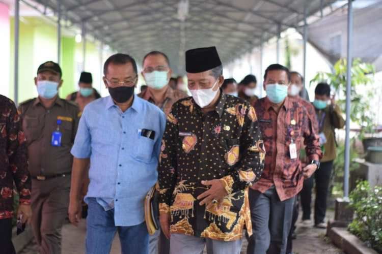 Wakil Gubernur Jambi Drs. H. Abdullah Sani berkunjung ke Panti Sosial Tresna Werdha (PSTW) Budi Luhur Jambi.