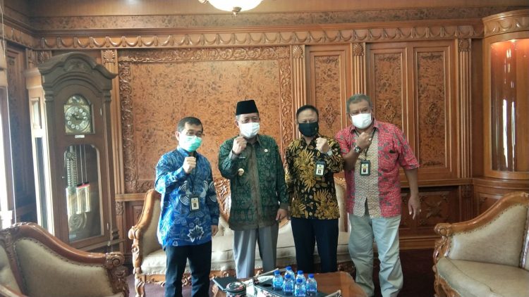 Wagub Jambi terima Kunker Kepala Kantor Pelayanan Pajak Pratama Pelayangan Jambi Sabandiyono di ruang kerjanya.
