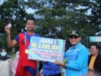 Ketua DPRD Muaro Jambi Yuli Setia Bhakti serahkan hadiah pada juara turnamen U-12.