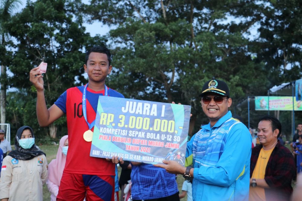 Ketua DPRD Muaro Jambi Yuli Setia Bhakti serahkan hadiah pada juara turnamen U-12.