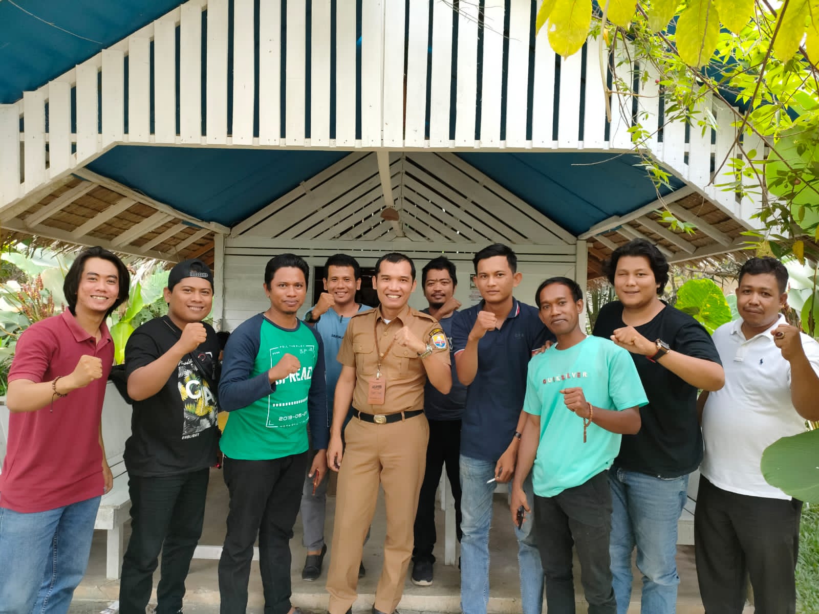 Kepala Samsat Muaro Jambi, Mustarhadi berfoto bersama dengan wartawan liputan Muaro Jambi.