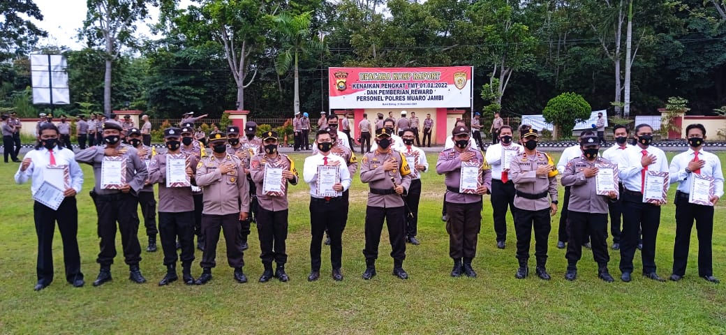 Kegiatan upacara korp raport kenaikan pangkat dan pemberian reward personel Polres Muaro Jambi.(Foto:Raden Hasan Efendi/Jambipers.com).