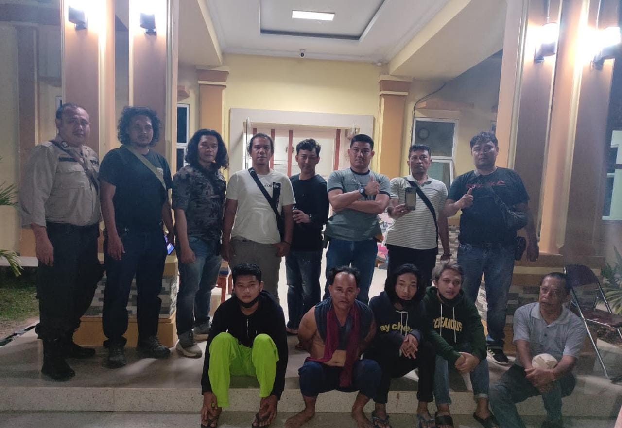 Lima tersangka pelaku Curat saat diamankan di Mapolsek Sungai Gelam.