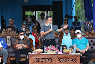 Gubernur Al Haris pada acara Penutupan Turnamen Sepak Bola Al Haris Cup I di Desa Sebukar.