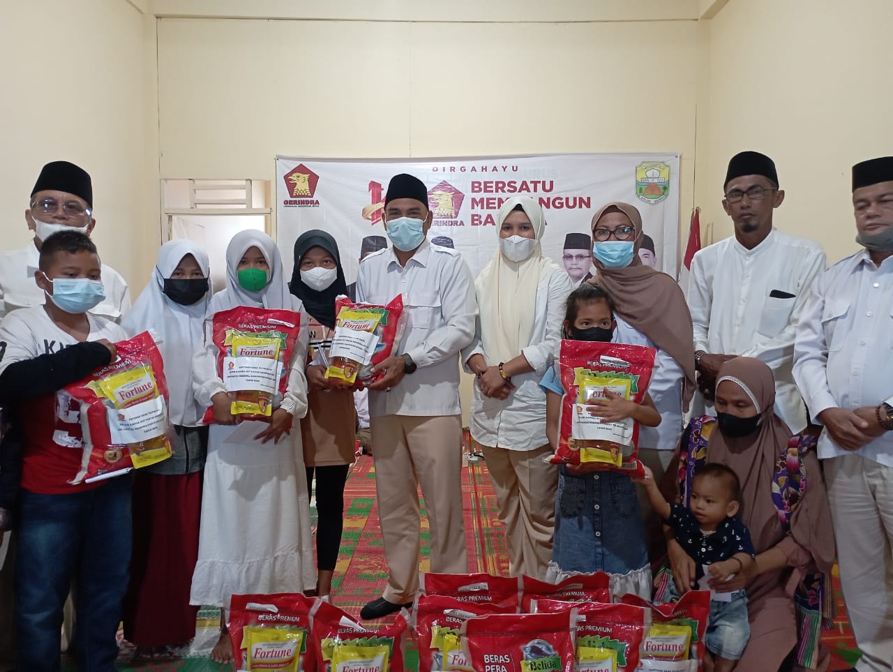 DPC Gerindra Muaro Jambi beri santunan kepada anak yatim dan fakir miskin.(Foto:Raden Hasan Efendi/Jambipers.com).