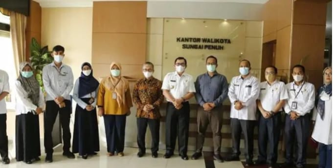 Wali Kota (Wako) Sungai Penuh, Ahmadi Zubir berfoto bersama dengan rombongan BPK-RI Perwakilan Provinsi Jambi.