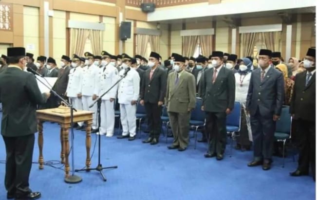 Wali Kota Sungai Penuh, Ahmadi Zubir melantik sebanyak 226 pejabat eselon III (administrator) dan eselon IV (pengawas) di Lingkup Pemerintah Kota Sungai Penuh