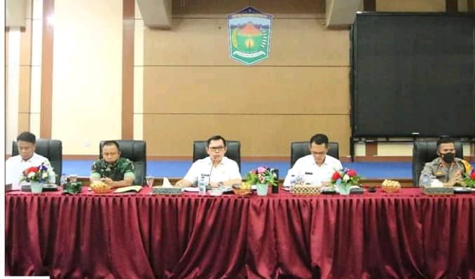 Wali Kota Sungai Penuh, Ahmadi Zubir pimpin rapat percepatan vaksinasi Covid-19 di Aula Kantor Wali Kota