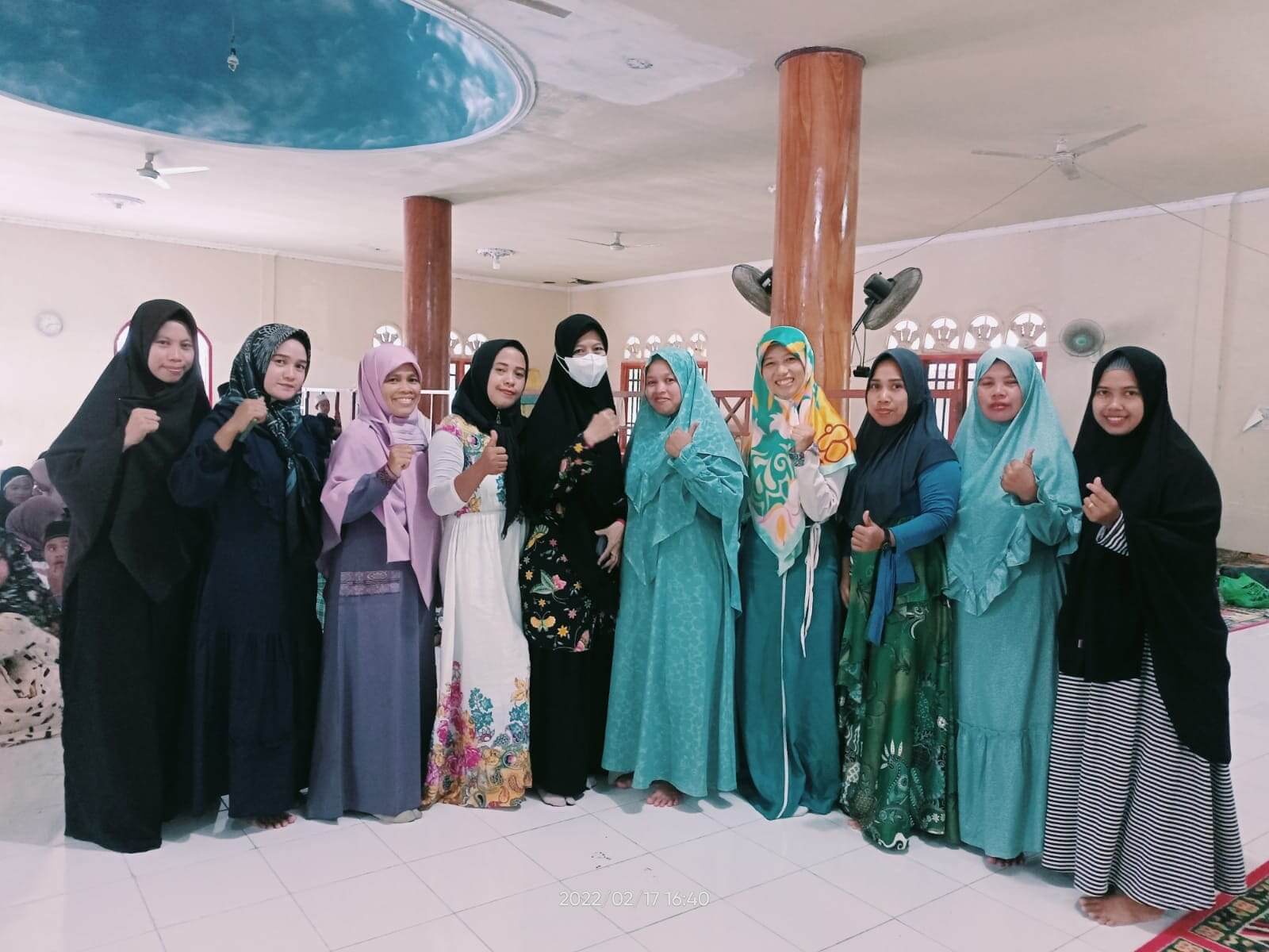 Pengurus BPKK DPD PKS Kabupaten Muaro Jambi berfoto bersama dengan Badan Kontak Majelis Taklim (BKMT) Permata Desa Tantan.