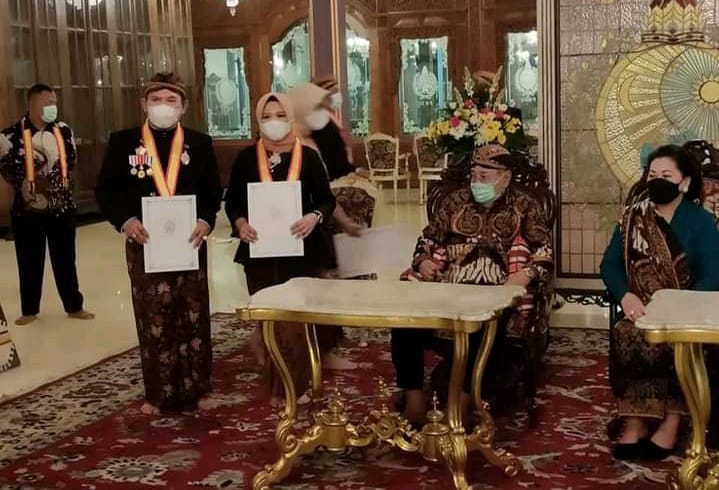 Wali Kota Sungai Penuh, Ahmadi Zubir beserta istri saat menerima gelar penghargaan dari Keraton Surakarta Hadiningrat.