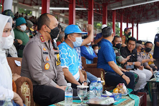 Gubernur Jambi, Al Haris saat menonton partai final Turnamen Gubernur Cup 2022 di Stadion Tri Lomba Juang Jambi.