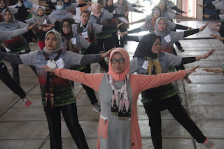 Iin Kurniasih saat membuka Kegiatan Training Of Trainer (TOT) Senam Rentak Kudo dan SKJ Duls, di Gedung Judo Gedung Olah Raga (GOR) Kota Baru Jambi.