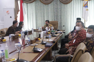 Al Haris saat mengikuti Pertemuan Tahunan Industri Jasa keungan Tahun 2022 dan Peluncuran Taksonomi Hijau Indonesia oleh Presiden Republik Indonesia secara virtual.