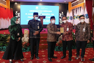 Al Haris pada Penandatanganan Nota Kesepahaman Gubernur Jambi dengan Pimpinan BSI tentang Percepatan Layanan Berbasis Digital di Rumah Sakit Umum Daerah (RSUD) Raden Mattaher Jambi