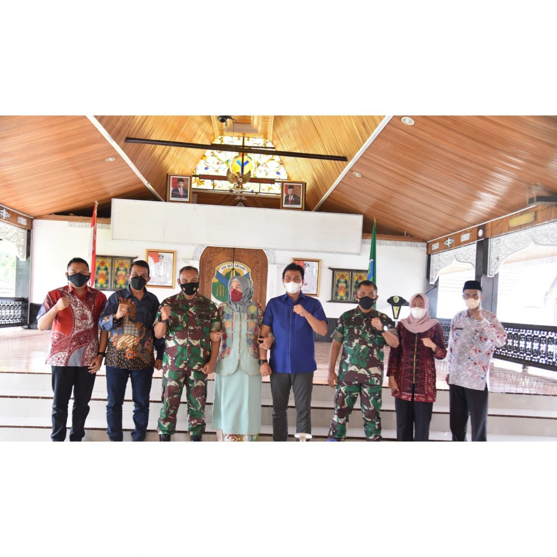 Bupati Batanghari, Muhammad Fadhil Arief berfoto bersama dengan Brigjen TNI Zulkifli.