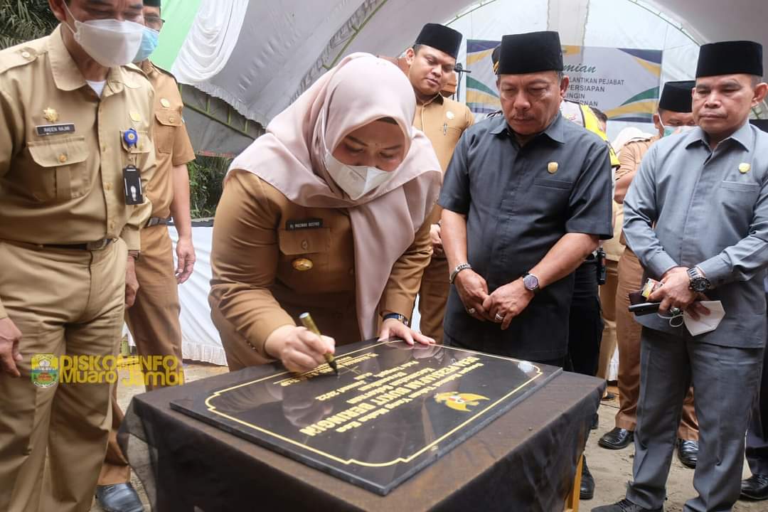 Penandatanganan prasasti Desa Persiapan Bukit Beringin, Kecamatan Sekernan.