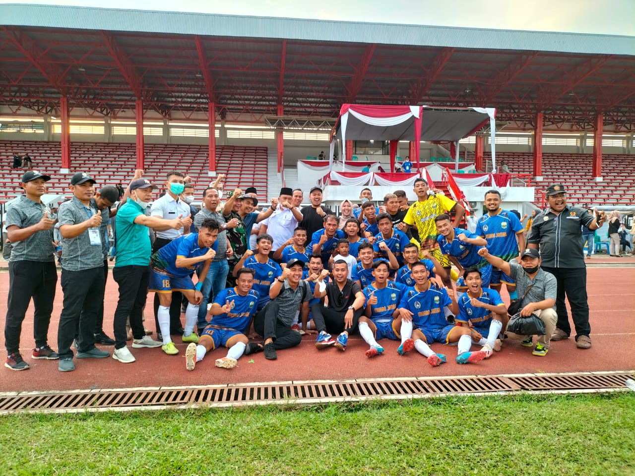 Sekda Budi Hartono berfoto bersama dengan tim kesebelasan PS Muaro Jambi.