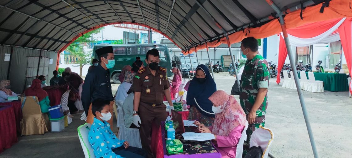 Sekda Muhammad Azan saat ikut memantau pelaksanaan kegiatan vaksinasi massal di Kejari Batanghari.