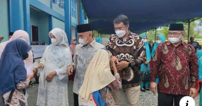 Bupati Adirozal bersama keluarga.