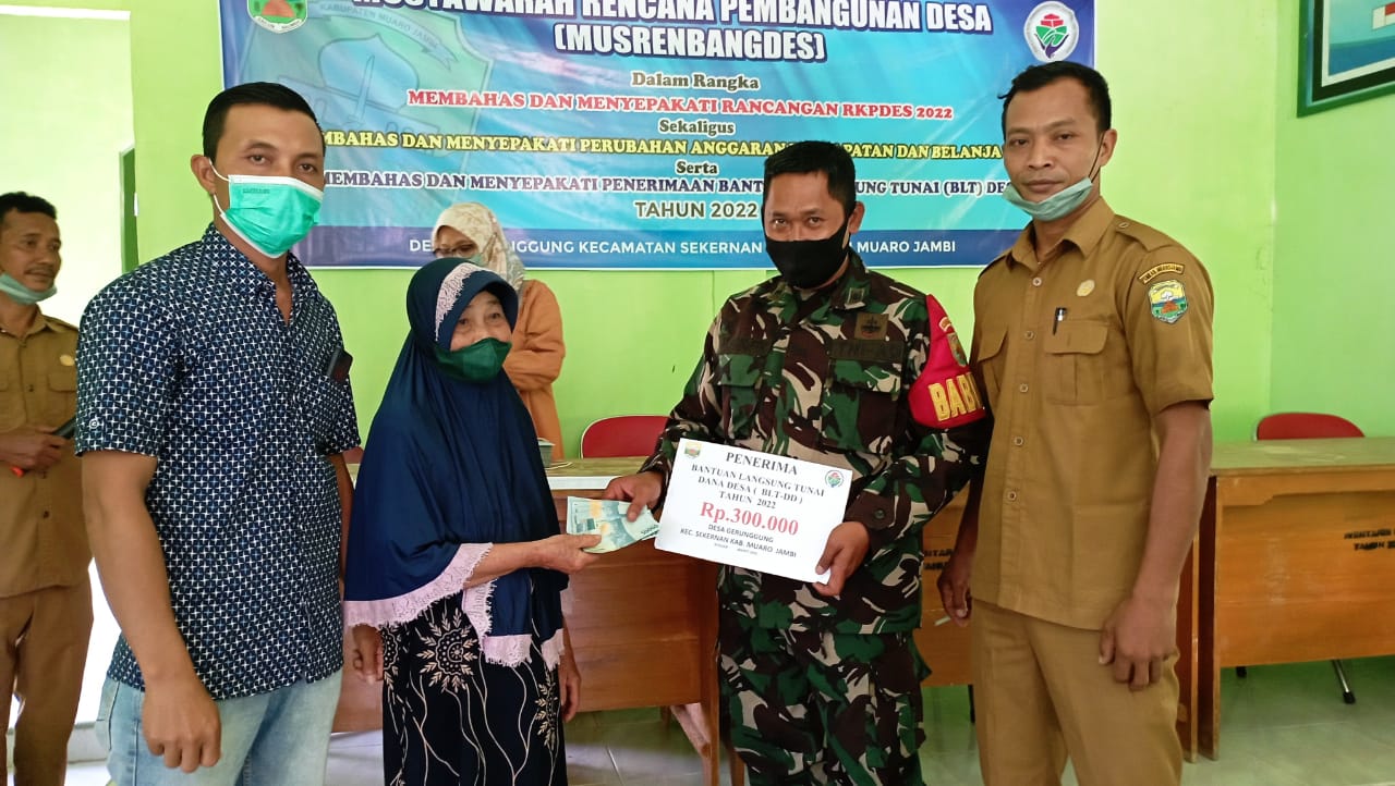 Penyaluran BLT-DD di Desa Gerunggung Kecamatan Sekernan tahun 2022.(Foto:Raden Hasan Efendi/Jambipers.com).
