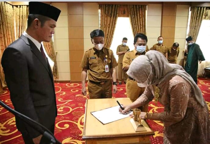 Wakil Wali Kota, Alvia Santoni (Antos) melantik sebanyak tiga orang pejabat eselon di Lingkungan Inspektorat.