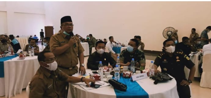 Sekda Kerinci Zainal Efendi sampaikan poin penting dalam Rapat Forum Koordinasi Pimpinan Daerah (Forkopimda) se-Provinsi Jambi.