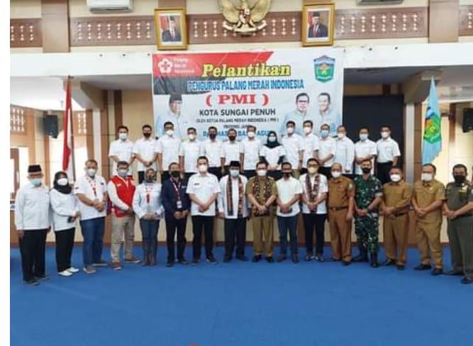 Wali Kota Sungai Penuh, Ahmadi Zubir berfoto bersama dengan pengurus Palang Merah Indonesia (PMI) Kota Sungai Penuh.