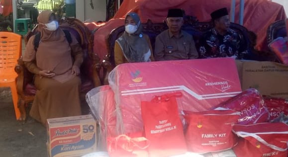 Penyaluran bantuan bagi korban kebakaran di Desa Telago Biru, Siulak.