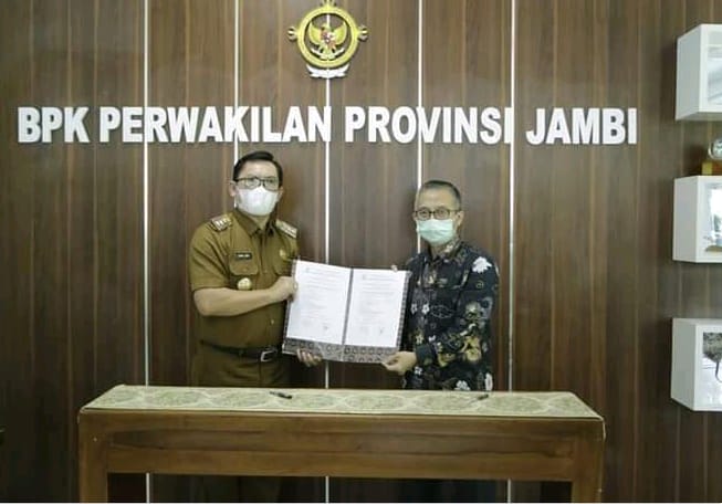 Wali Kota Sungai Penuh, Ahmadi Zubir serahkan LKPD unaudited Tahun Anggaran 2021 ke BPK-RI.