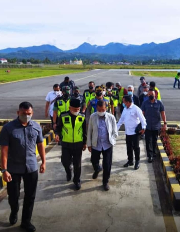 Mantan Wakil Presiden RI Jusuf Kalla beserta rombongan saat tiba di Kabupaten Kerinci.