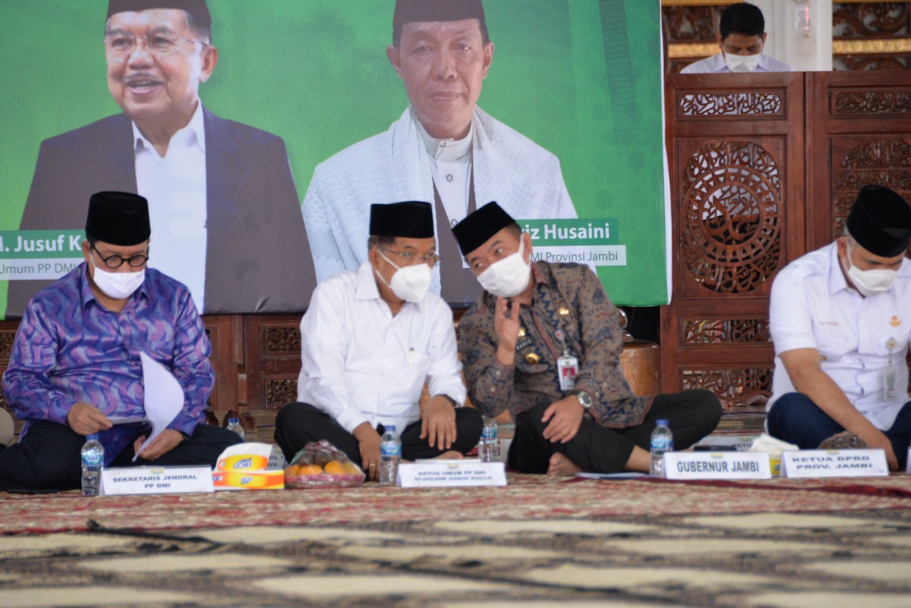 Gubernur Jambi, Dr.H.Al Haris,S.Sos.,M.H., bersama Ketua Umum DMI H. M. Jusuf Kalla pada Pengukuhan Pengurus Wilayah Dewan Masjid Indonesia (PW DMI) Provinsi Jambi.