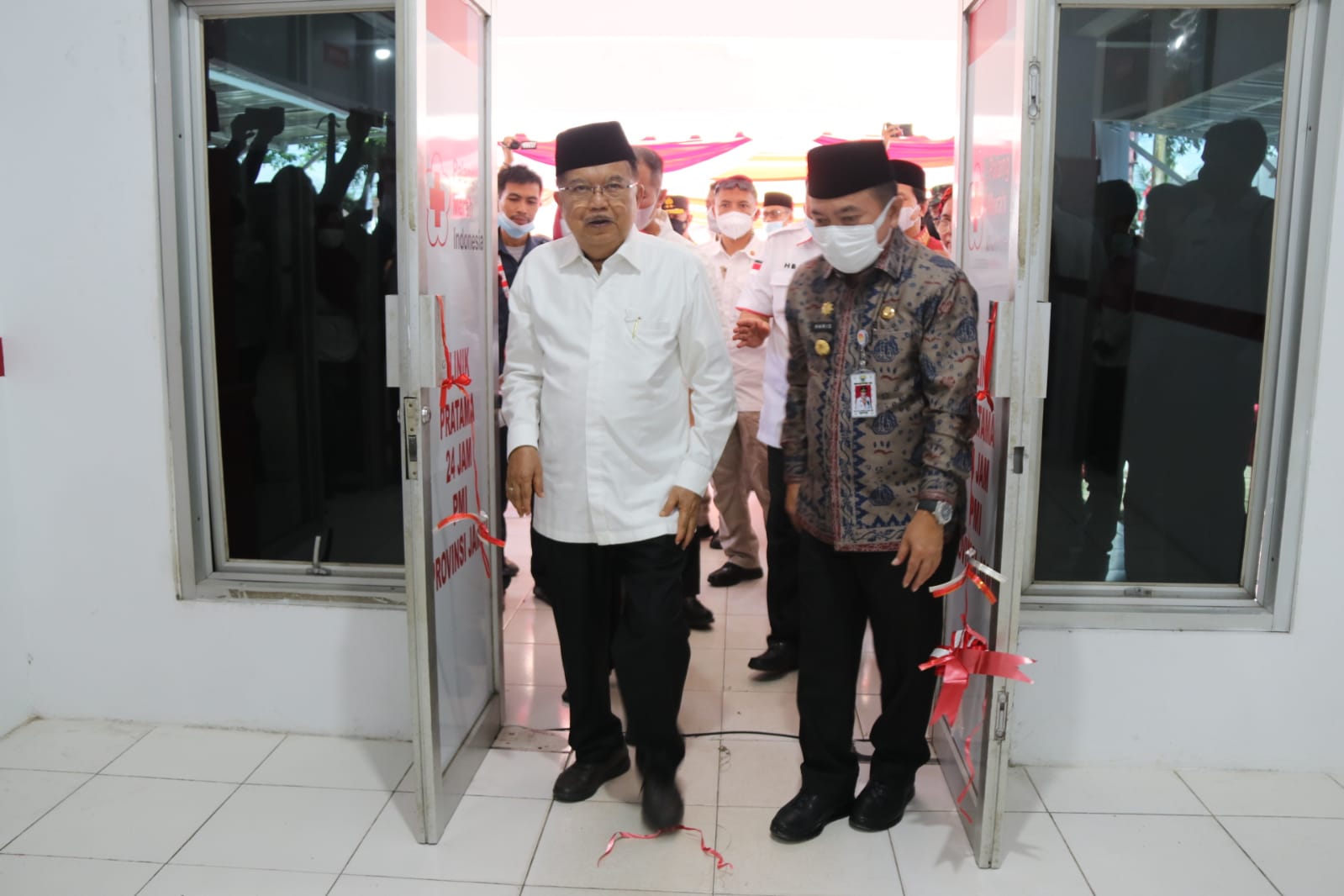 Dr. H. Al Haris, S.Sos., MH., dampingi Ketua Umum Pengurus Pusat PMI, Muhammad Yusuf Kalla pada peresmian Klinik Pratama 24 Jam PMI Provinsi Jambi.