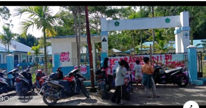 Pintu gerbang MIN 2 Kerinci disegel wali murid.(Foto:Sodikin/Jambipers.com).