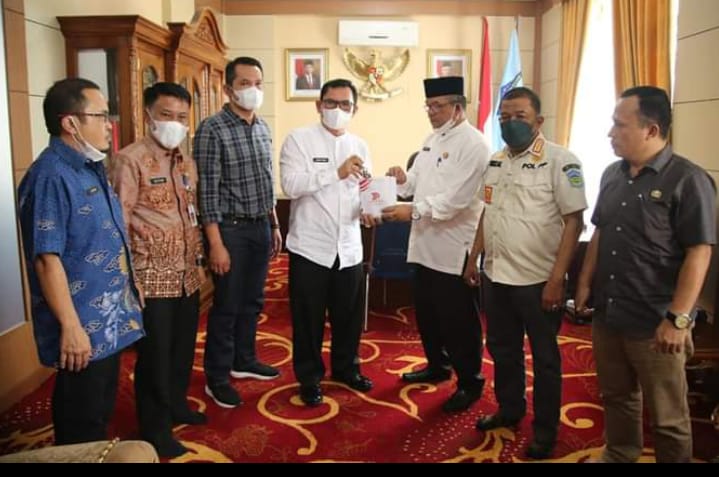 Acara serah terima aset pinjam pakai tanah dan bangunan milik Pemkot Sungai Penuh dari Pemerintah Kabupaten Kerinci.