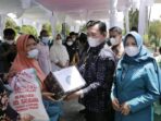 Wako Ahmadi bersama Ketua TP-PKK Herlina Ahmadi menyalurkan bantuan Sembako pada peringatan HKG PKK ke-50.