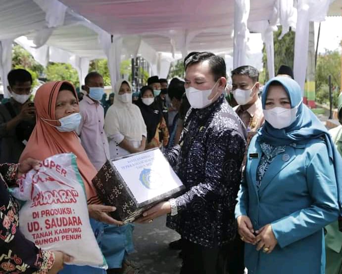 Wako Ahmadi bersama Ketua TP-PKK Herlina Ahmadi menyalurkan bantuan Sembako pada peringatan HKG PKK ke-50.