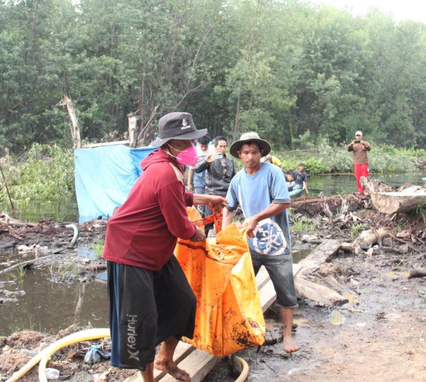jenazah korban Firdaus saat dievakuasi petugas Polres Muaro Jambi.(Ist)