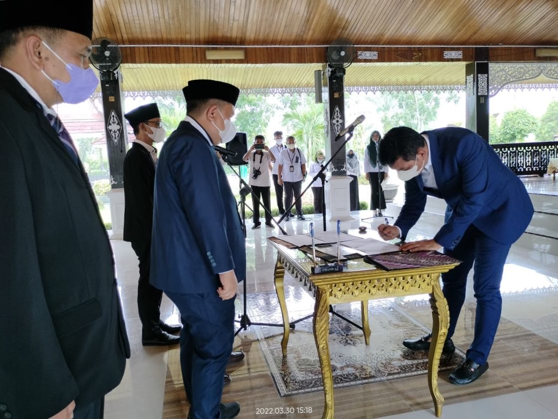 Bupati Batanghari M.Fadhil Arief saat melantik empat orang pejabat di Lingkungan Pemda Batanghari pada Rabu 30 Maret 2022.