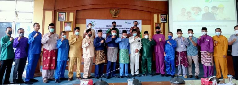 Berfoto bersama pada acara sosialisasi BPJS Ketenagakerjaan Sektor Jasa Kontruksi.